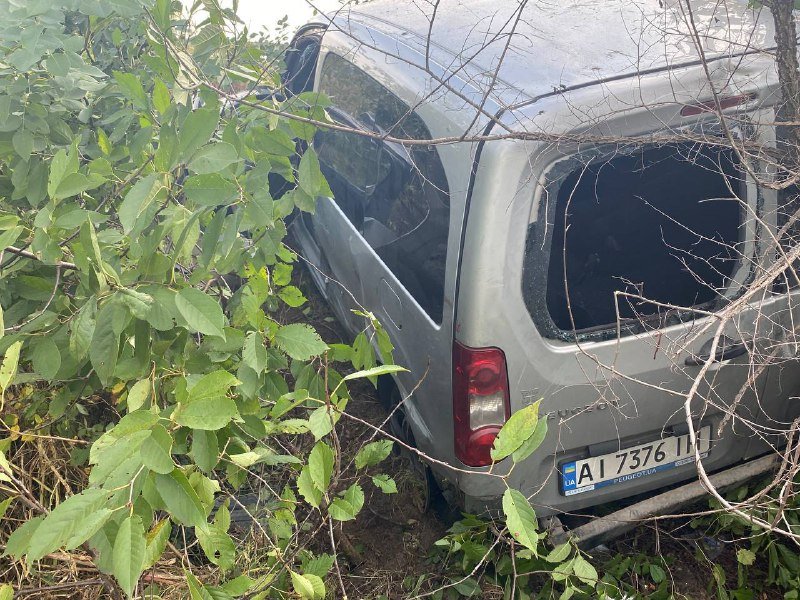 В Киеве на Богатырской Peugeot снес отбойник и улетел в кювет: пострадали три человека 2