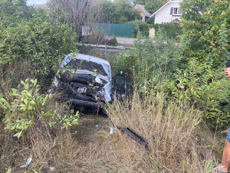 В Киеве на Богатырской Peugeot снес отбойник и улетел в кювет: пострадали три человека 3