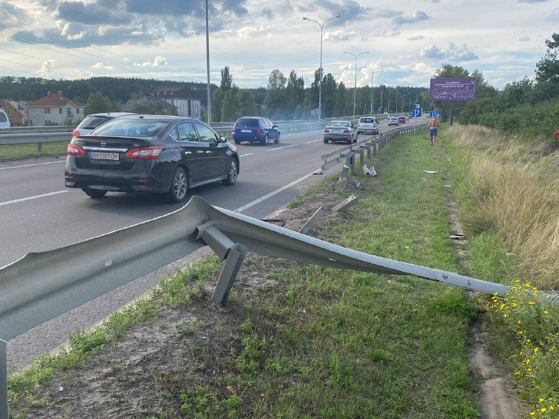 В Киеве на Богатырской Peugeot снес отбойник и улетел в кювет: пострадали три человека 4