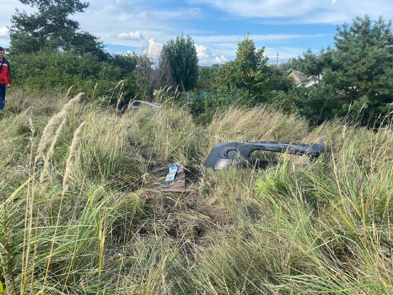 В Киеве на Богатырской Peugeot снес отбойник и улетел в кювет: пострадали три человека 5