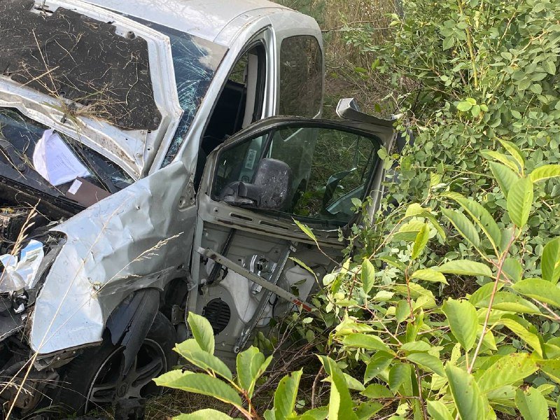 В Киеве на Богатырской Peugeot снес отбойник и улетел в кювет: пострадали три человека 6