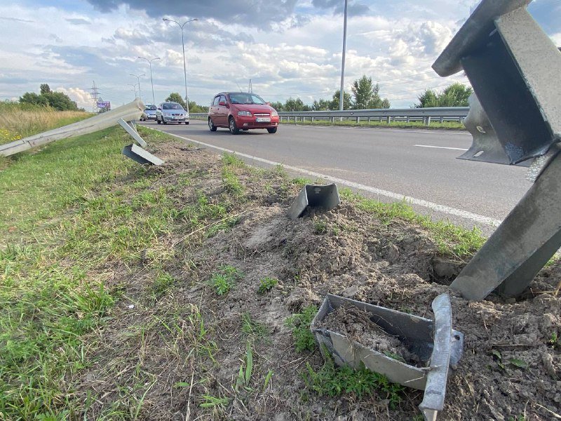 В Киеве на Богатырской Peugeot снес отбойник и улетел в кювет: пострадали три человека 7