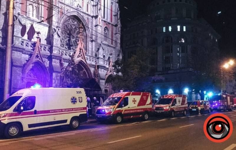 В Киеве горит Николаевский костел: огонь охватил 2 этажа 3