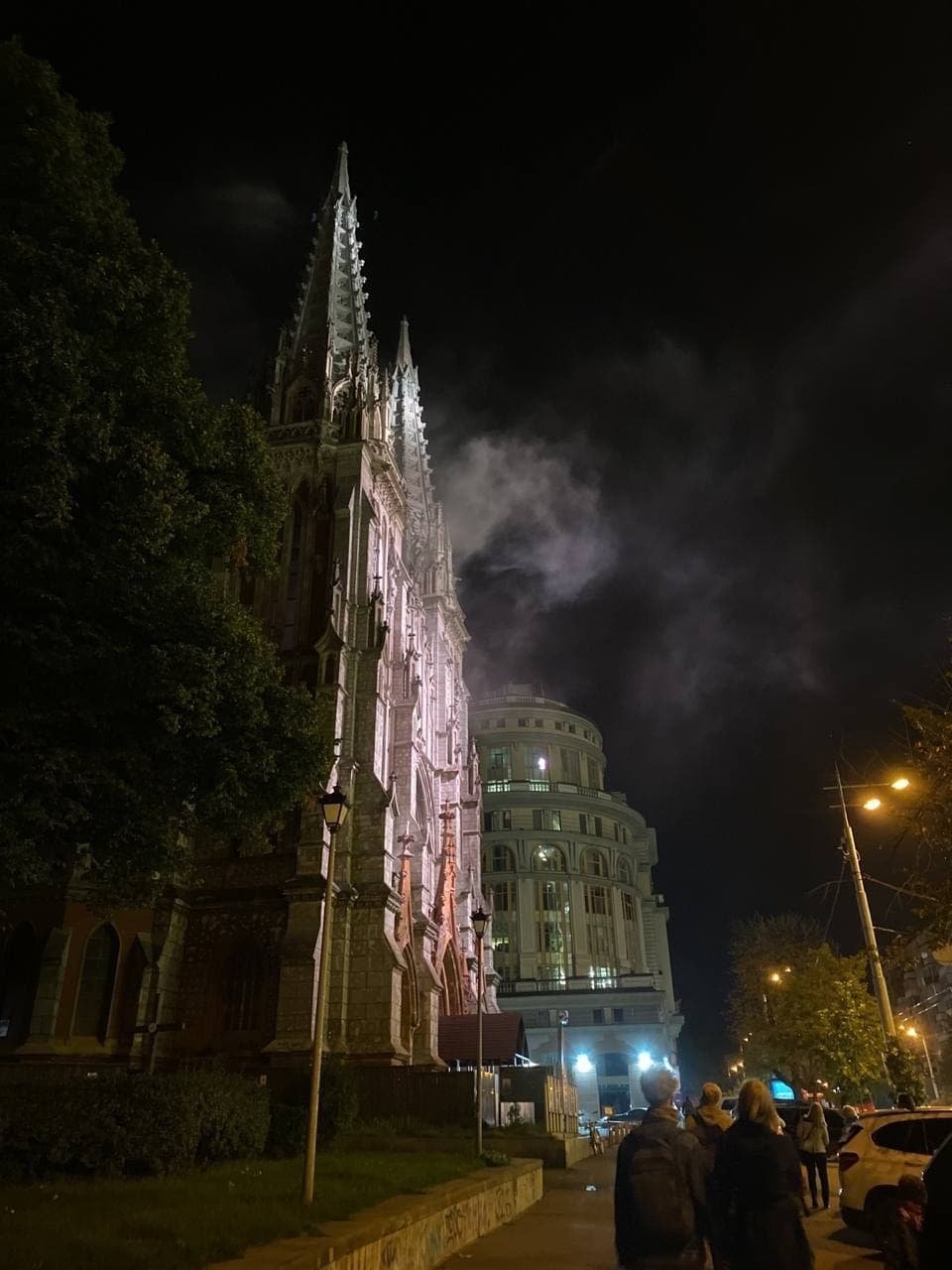 В Киеве горит Николаевский костел: огонь охватил 2 этажа 8