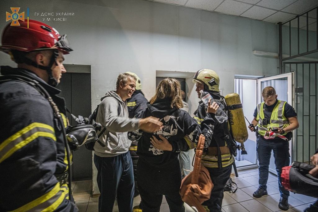 В Киеве горел бизнес-центр "Колизей": во время пожара в лифте застряла девушка 1