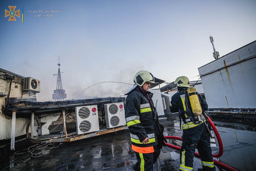 В Киеве горел бизнес-центр "Колизей": во время пожара в лифте застряла девушка 7