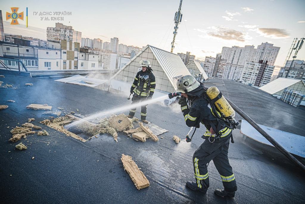 В Киеве горел бизнес-центр "Колизей": во время пожара в лифте застряла девушка 9