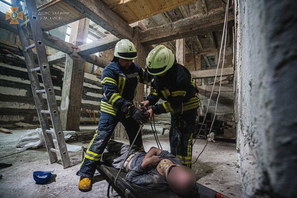 В Киеве на Почтовой мужчина сорвался с высотки и упал в подвал 6