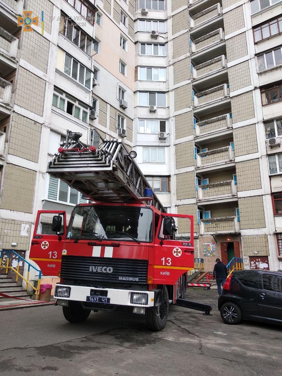 В Киеве на Троещине в многоэтажке загорелся балкон 1