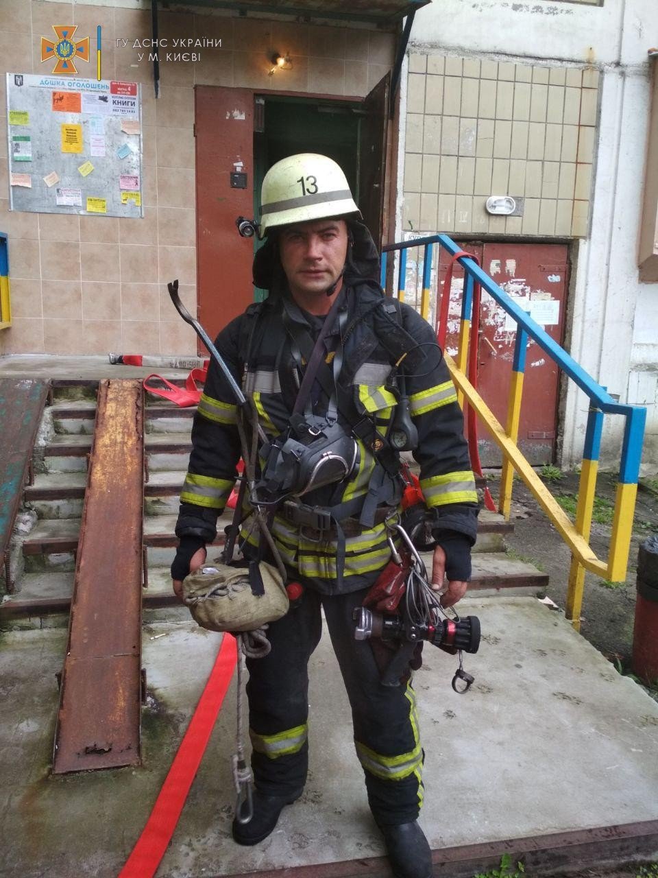 В Киеве на Троещине в многоэтажке загорелся балкон 2