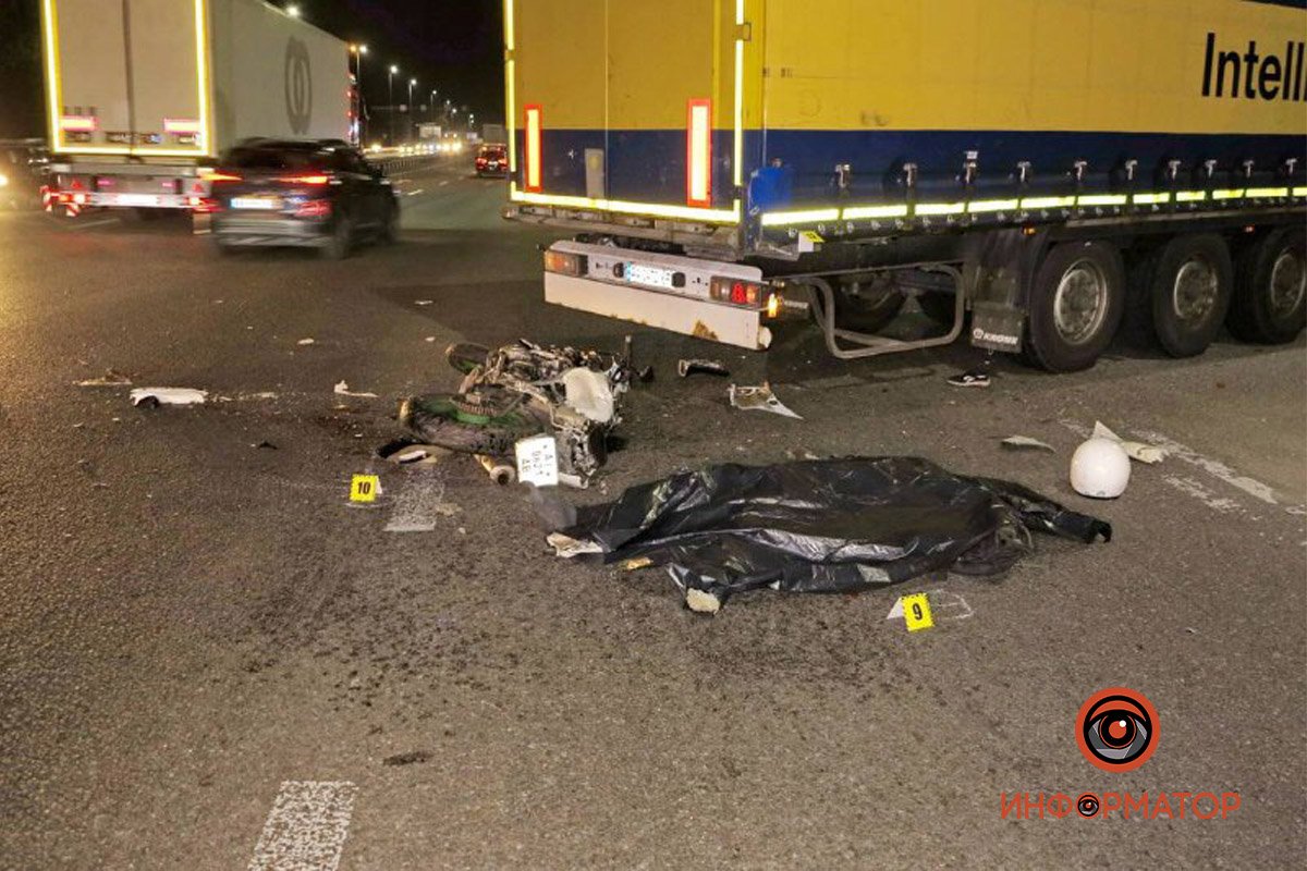 В Киеве мотоциклист влетел под фуру: байкер погиб на месте 1