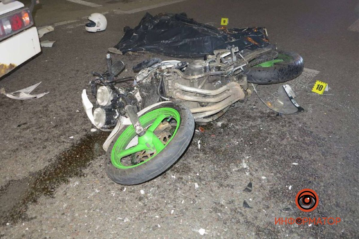 В Киеве мотоциклист влетел под фуру: байкер погиб на месте 4