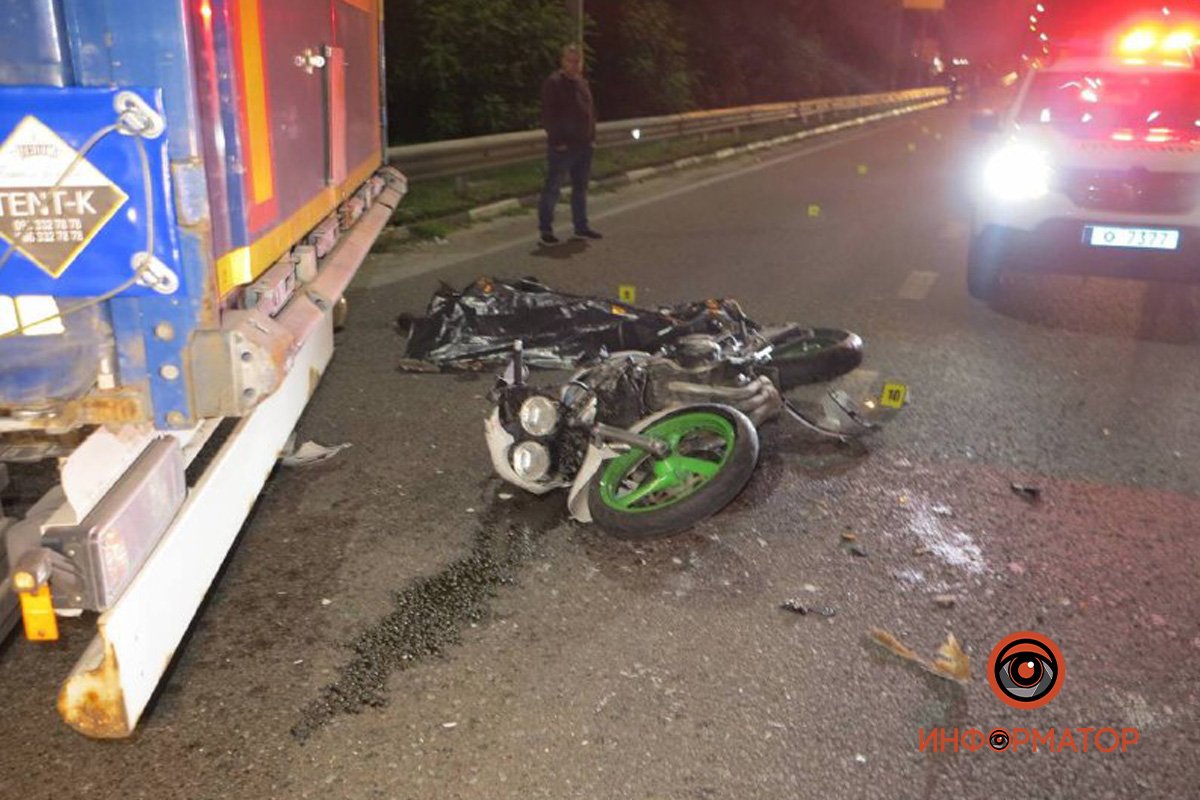 В Киеве мотоциклист влетел под фуру: байкер погиб на месте 6