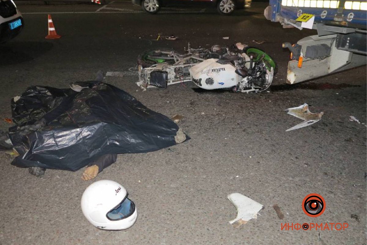 В Киеве мотоциклист влетел под фуру: байкер погиб на месте 9