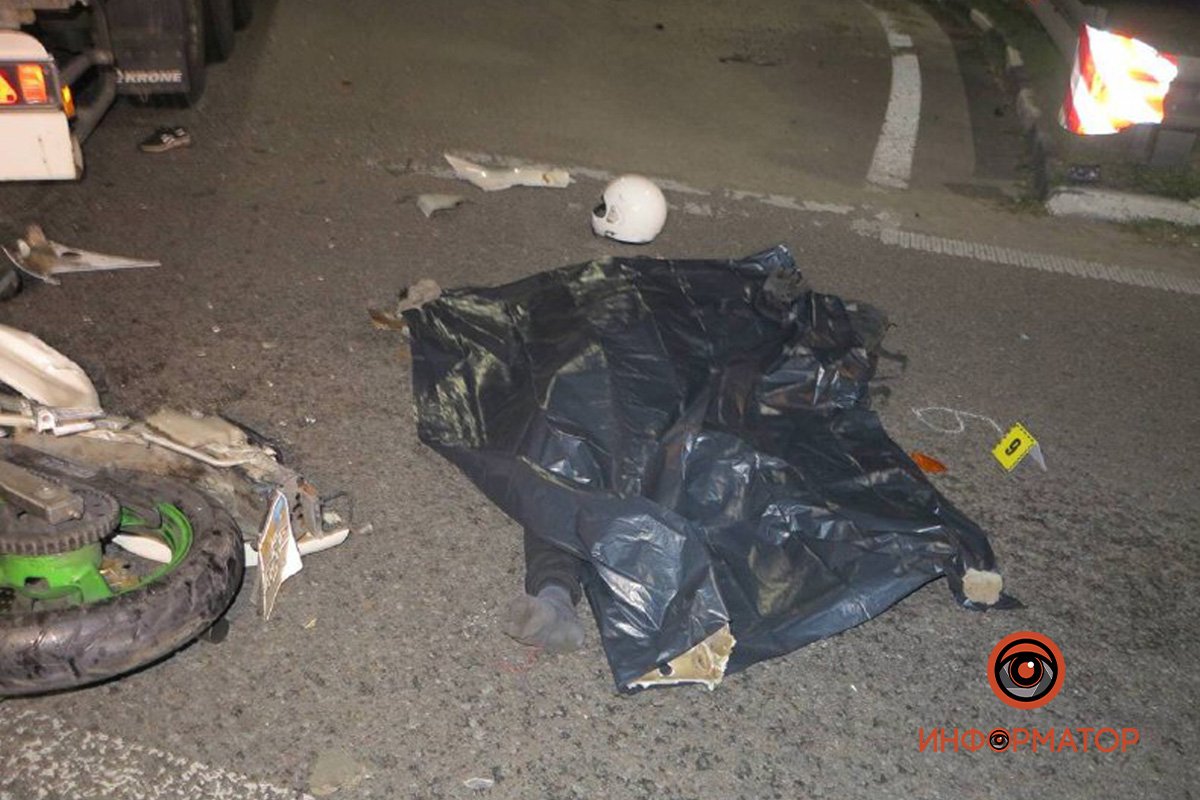 В Киеве мотоциклист влетел под фуру: байкер погиб на месте 10