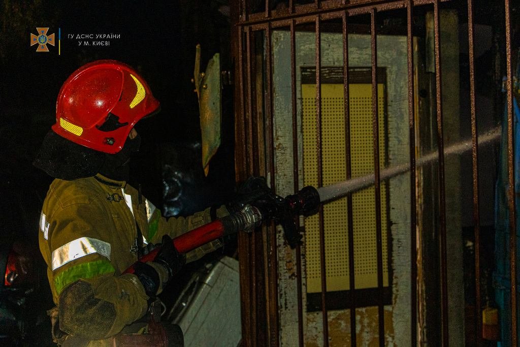 в Киеве из горящего дома спасли мужчину 1