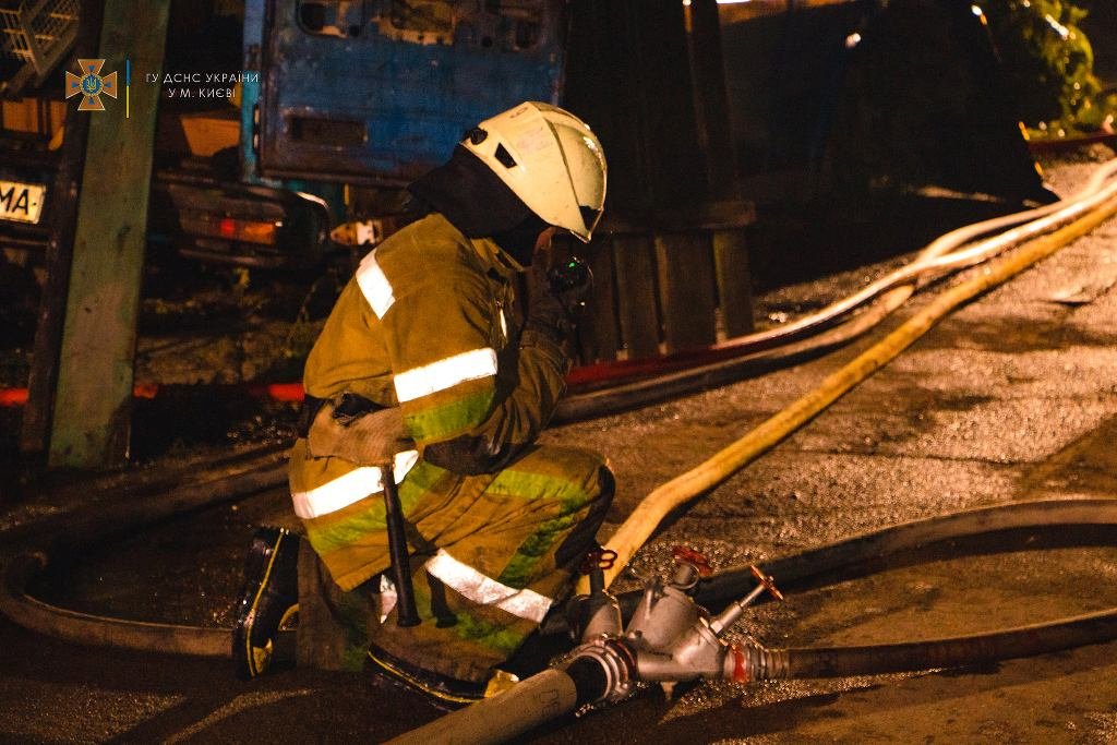 в Киеве из горящего дома спасли мужчину 3