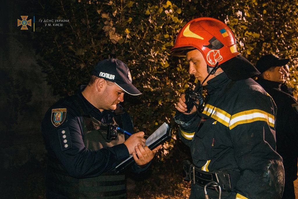 в Киеве из горящего дома спасли мужчину 5