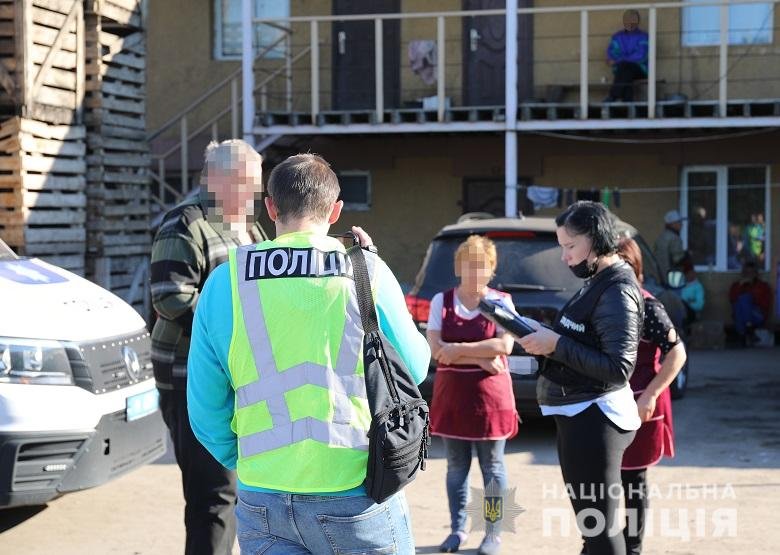 Людей собирали на вокзалах, кормили тухлятиной: полиция Киева спасла из трудового рабства 120 человек 4