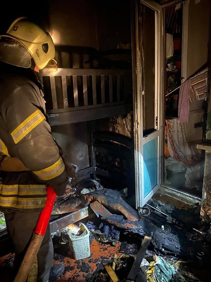 В Киеве на Троещине загорелась квартира: пострадали два человека 1