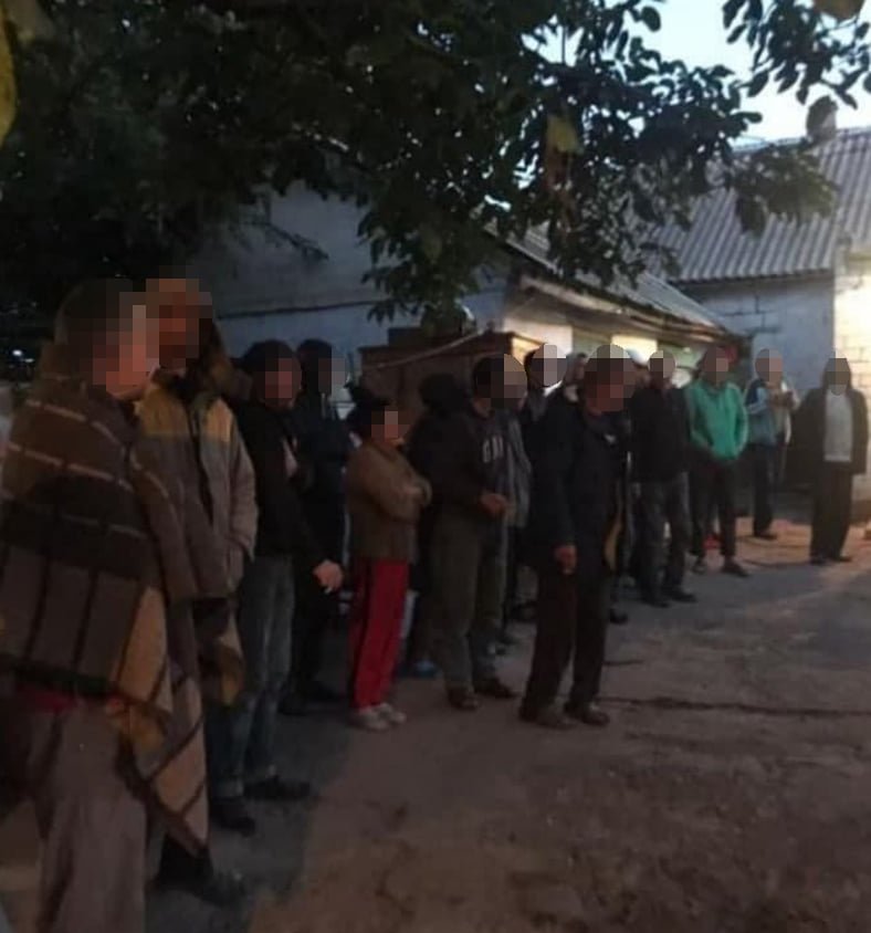 Держали в рабстве 120 человек: пятерых участников преступной группировки арестовали 3