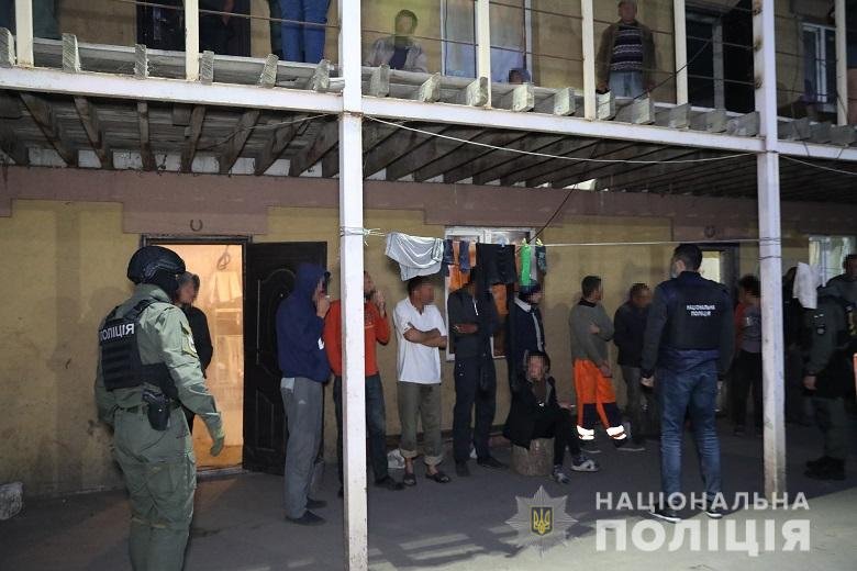 Держали в рабстве 120 человек: пятерых участников преступной группировки арестовали 4