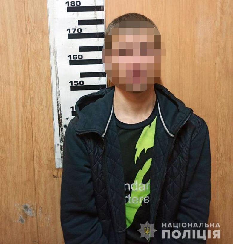 В Киеве мужчина угрожал женщине ножом и изнасиловал в лифте 1