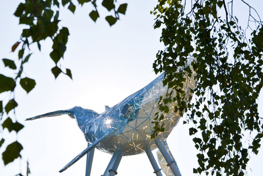 В Киеве установили самую большую скульптуру в Украине из переработанного пластика: где и зачем 7
