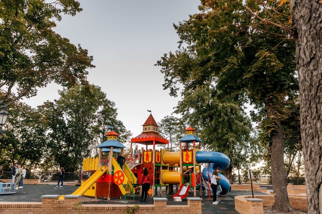 В Киеве покажут спектакль на детской площадке: кто, где и когда 5