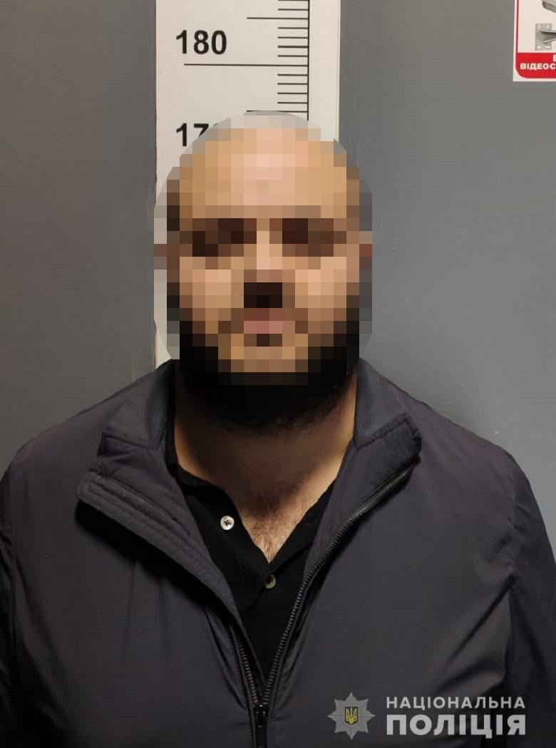 В Киеве мужчина устроил стрельбу на дороге 3