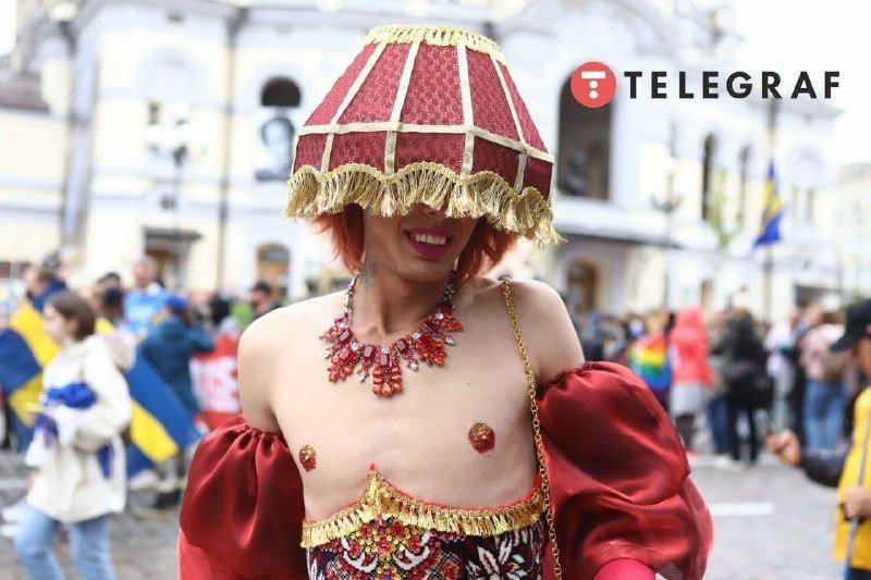Металлические кордоны, яркие костюмы и политические требования: как в Киеве прошел многотысячный Марш равенства 2