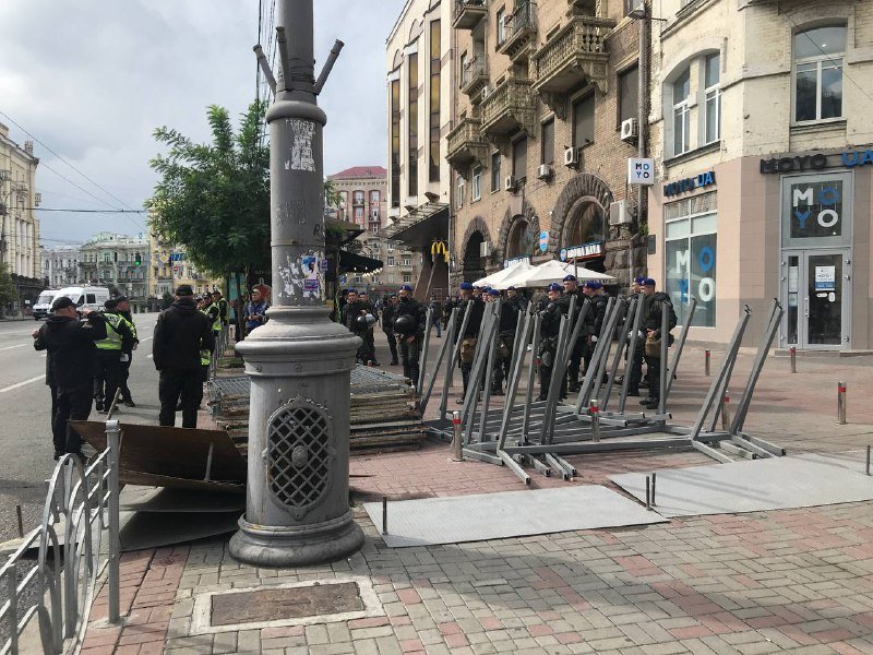 Металлические кордоны, яркие костюмы и политические требования: как в Киеве прошел многотысячный Марш равенства 11