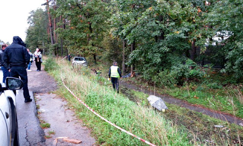 Смертельное ДТП на Кольцевой дороге: Chevrolet от удара в микроавтобус унесло на тротуар, где он сбил насмерть девушку 1