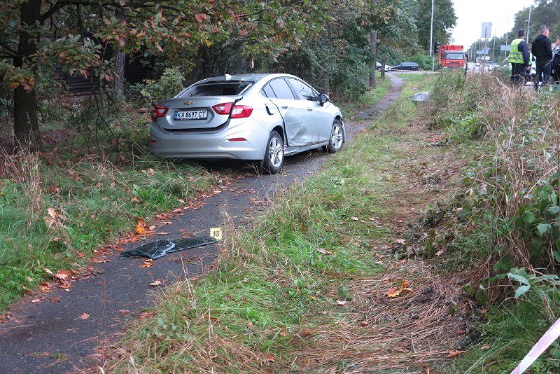 Смертельное ДТП на Кольцевой дороге: Chevrolet от удара в микроавтобус унесло на тротуар, где он сбил насмерть девушку 3