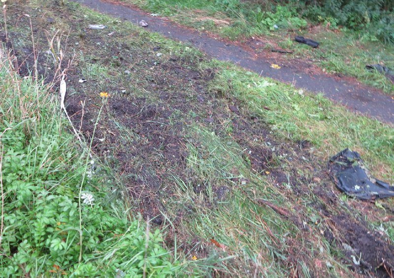 Смертельное ДТП на Кольцевой дороге: Chevrolet от удара в микроавтобус унесло на тротуар, где он сбил насмерть девушку 4