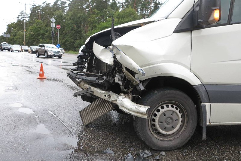 Смертельное ДТП на Кольцевой дороге: Chevrolet от удара в микроавтобус унесло на тротуар, где он сбил насмерть девушку 5