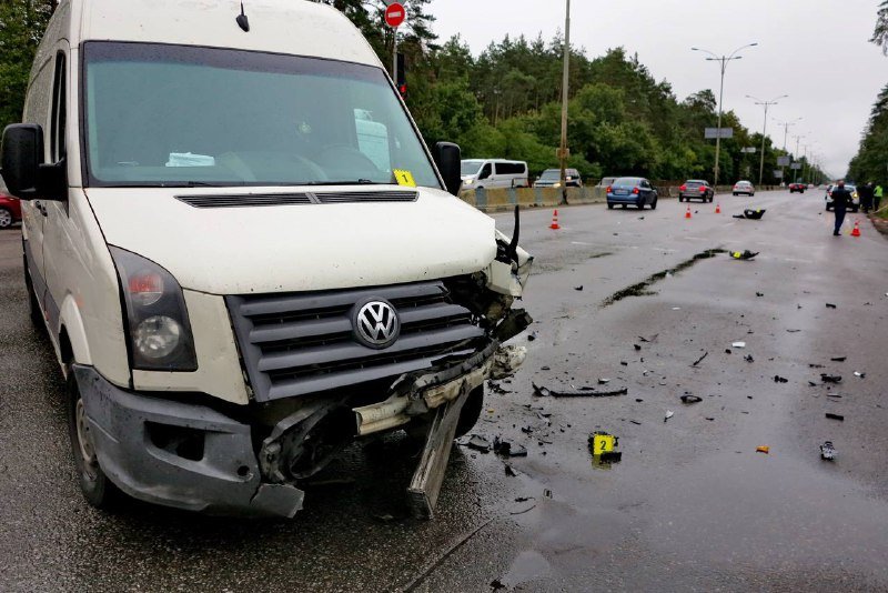 Смертельное ДТП на Кольцевой дороге: Chevrolet от удара в микроавтобус унесло на тротуар, где он сбил насмерть девушку 6