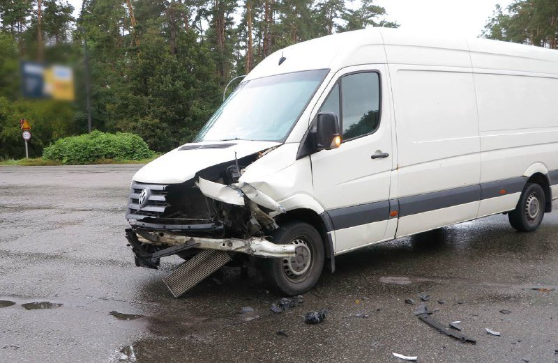 Смертельное ДТП на Кольцевой дороге: Chevrolet от удара в микроавтобус унесло на тротуар, где он сбил насмерть девушку 8