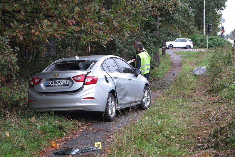 Смертельное ДТП на Кольцевой дороге: Chevrolet от удара в микроавтобус унесло на тротуар, где он сбил насмерть девушку 9