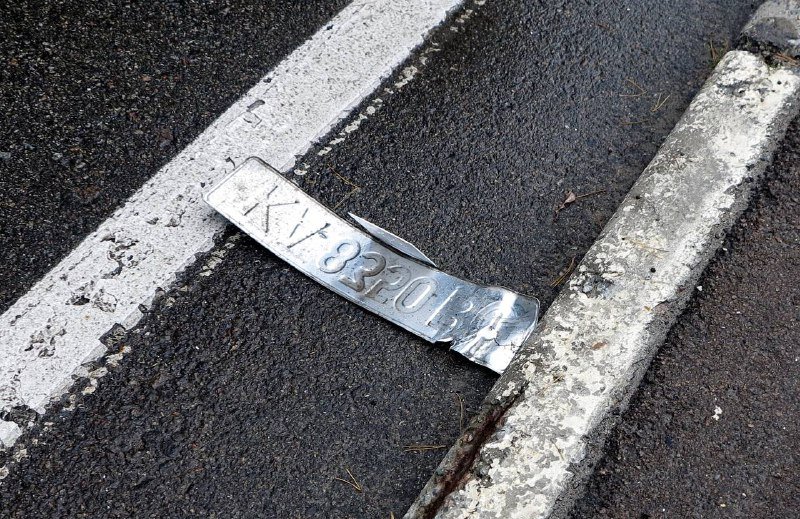 Смертельное ДТП на Кольцевой дороге: Chevrolet от удара в микроавтобус унесло на тротуар, где он сбил насмерть девушку 10