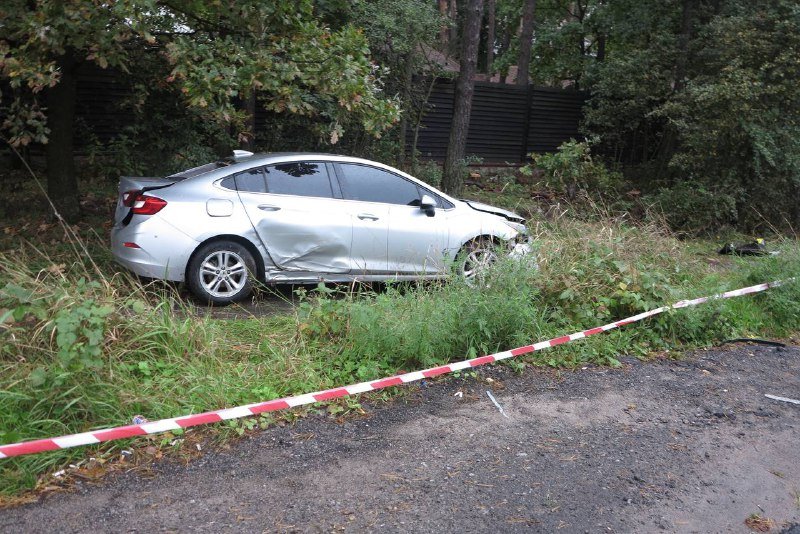 Смертельное ДТП на Кольцевой дороге: Chevrolet от удара в микроавтобус унесло на тротуар, где он сбил насмерть девушку 11