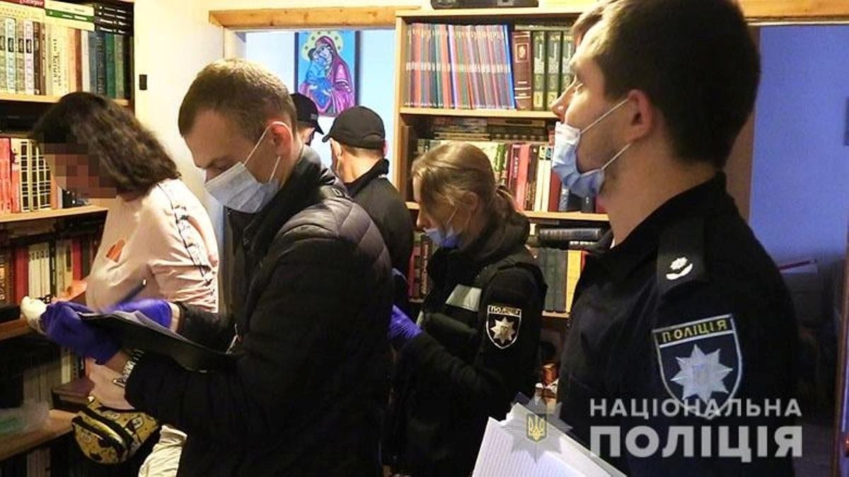Забил кулаками и добил гантелей: в Киеве арестовали мужчину, который зверски убил свою мать 2