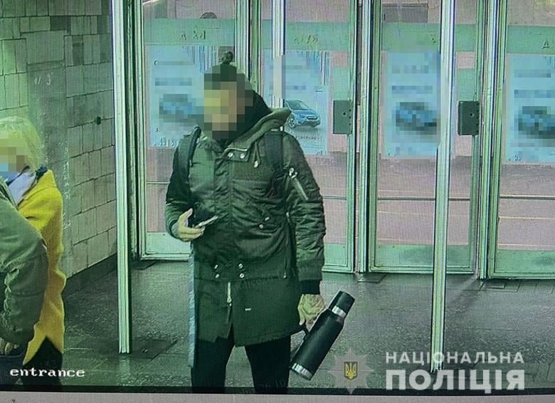 Ударил по лицу женщину и размахивал травматом: в метро Киева задержали иностранца за хулиганство 1