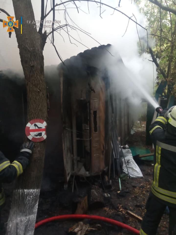 В Киеве в пожаре на лодочной станции Гидропарка погиб человек 1