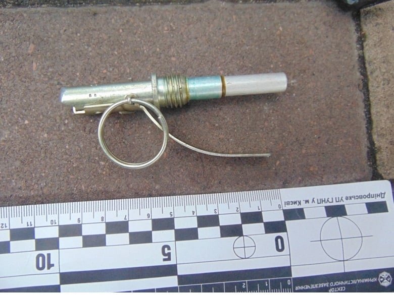 В Киеве по Русановке гулял мужчина с гранатой в кармане 1