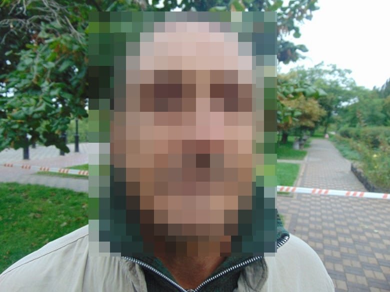 В Киеве по Русановке гулял мужчина с гранатой в кармане 2