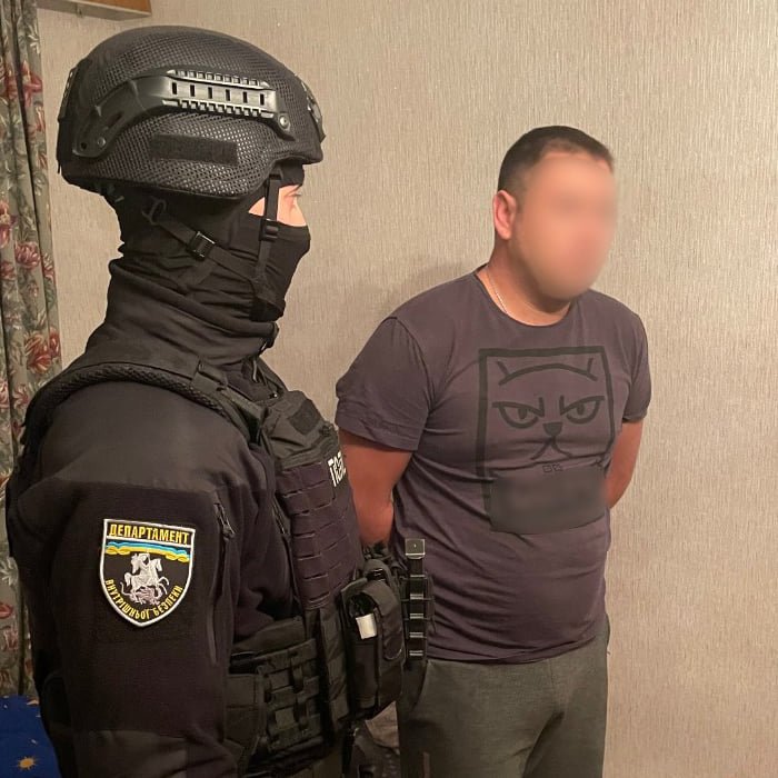 В Киеве задержали ОПГ, которая под видом полицейских занималась разбоем и вымогательством 7