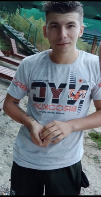 В Киевской области пропал парень в зеленой куртке с татуировкой на руке 1
