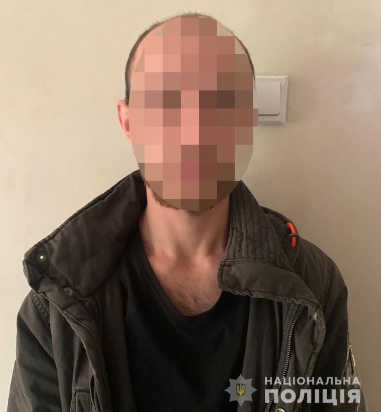 В Киеве пьяный мужчина посреди улицы зарезал прохожего 3