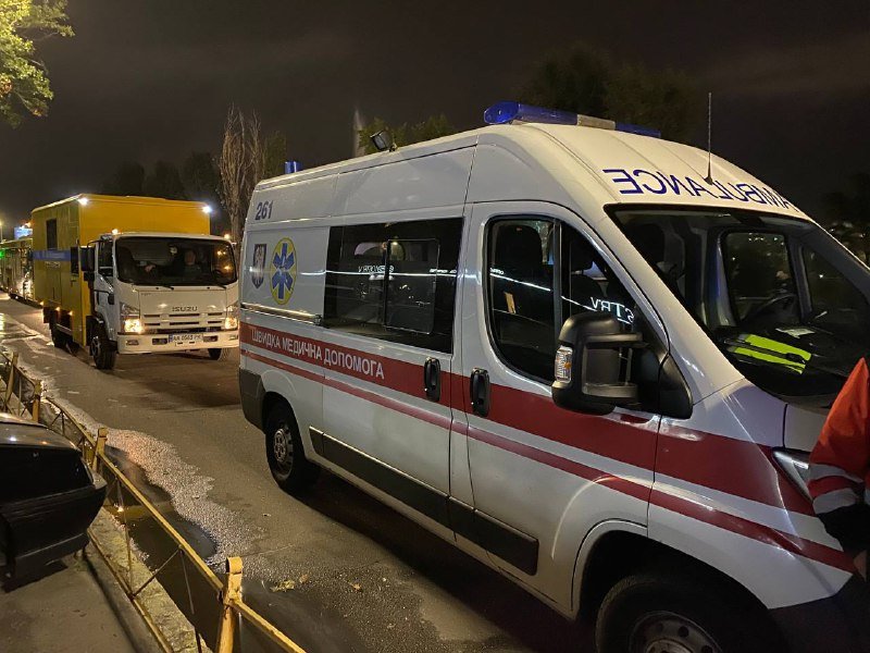 В Киеве на Энтузиастов загорелась квартира: огнем охватило соседние балконы 1